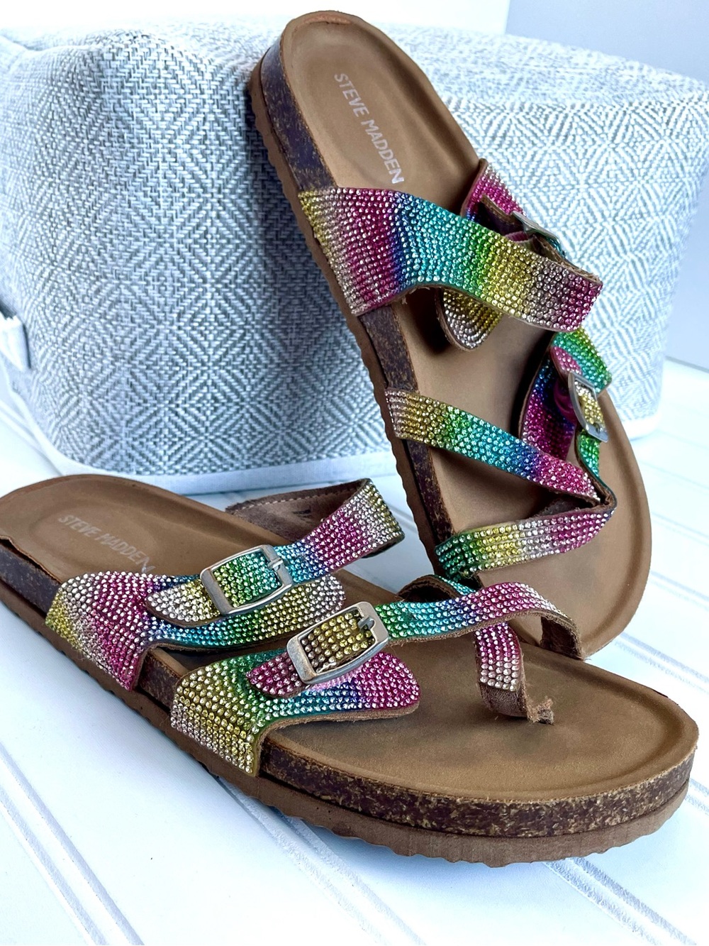 Steve Madden Brycee Buckle Toe Loop Sandal Crystal Rainbow Rhinestone Strap Sz 5